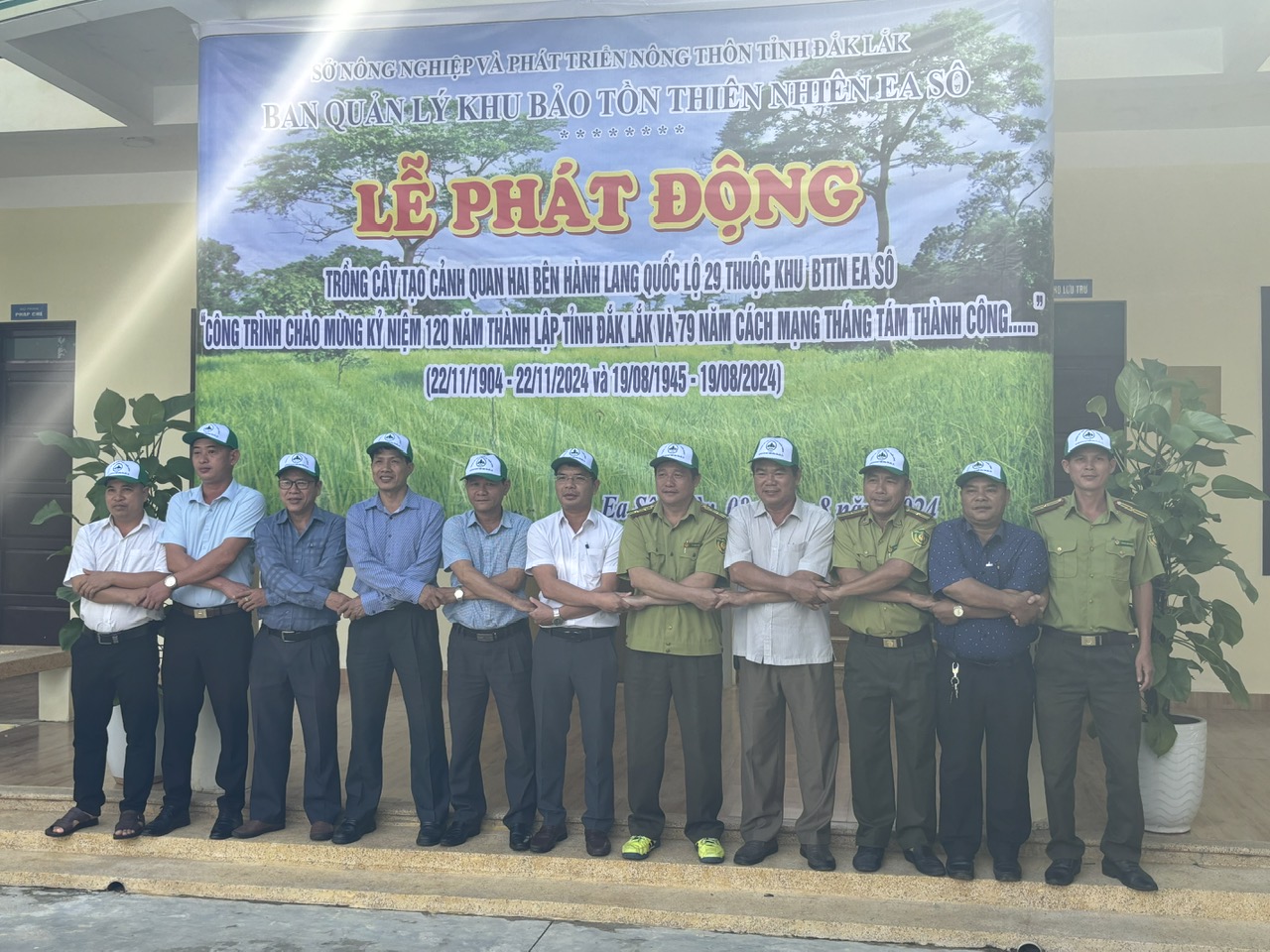 Ban quản lý Khu bảo tồn thiên nhiên EaSô tổ chức Lễ phát động trồng cây tạo cảnh quan hai bên hành lang quốc lộ 29 và tuyến đường đi vào danh thắng thác Bay